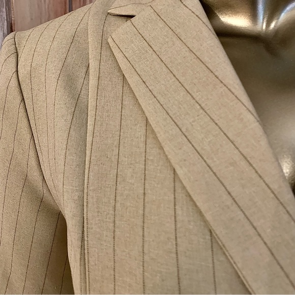 Short Sleeved Tan Pinstripe Skirt Suit Size 6 - Picture 3 of 10